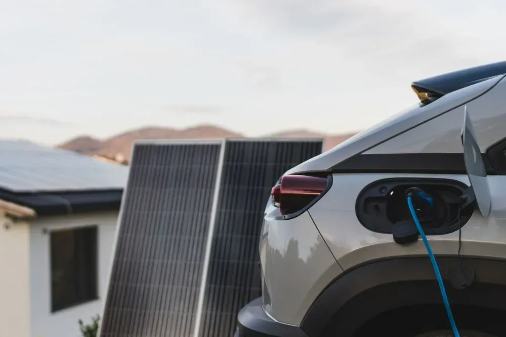 Elektrikli bir arabayı güneş panelleriyle şarj edebilir misiniz